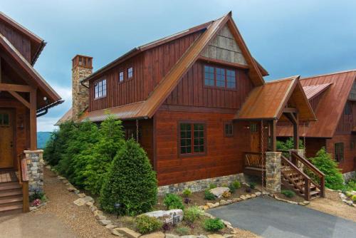 Peregrine's Perch at Eagles Nest
