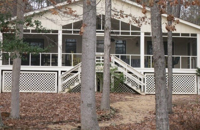 Perfect 4 Bedroom Lake Cottage on Lake Gaston, NC