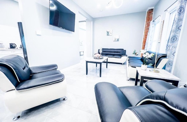 Perfect 6BR Stay Near Niagara Falls & Attractions