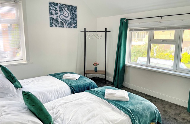 Perfect for Contractors & Families! 7 Beds Free Parking