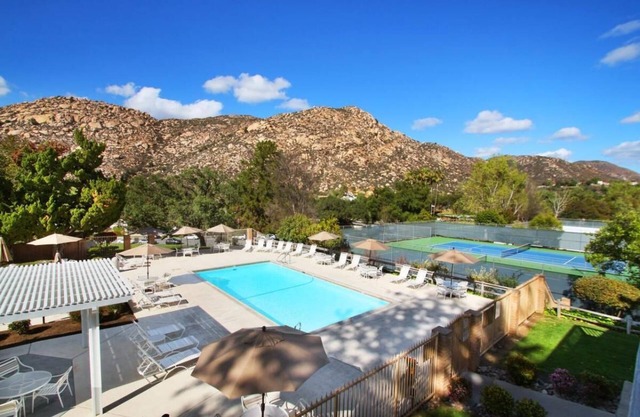 Perfect Getaway! Two Comfortable Units, Onsite Pool & Game Room, Free Parking