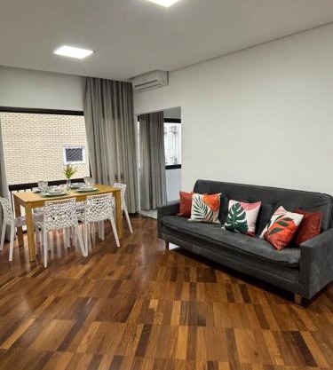 Perto da Praia com ar e estacionamento