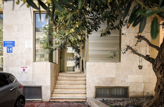 Pet-friendly 2BR Apt & Kitchen