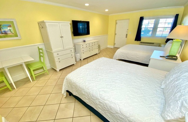 Pet-friendly, 3 Blocks to Beach, Pool! Unit 302