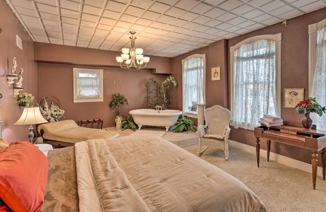 Pet-Friendly Apt 2 Blocks to Riverside Park!