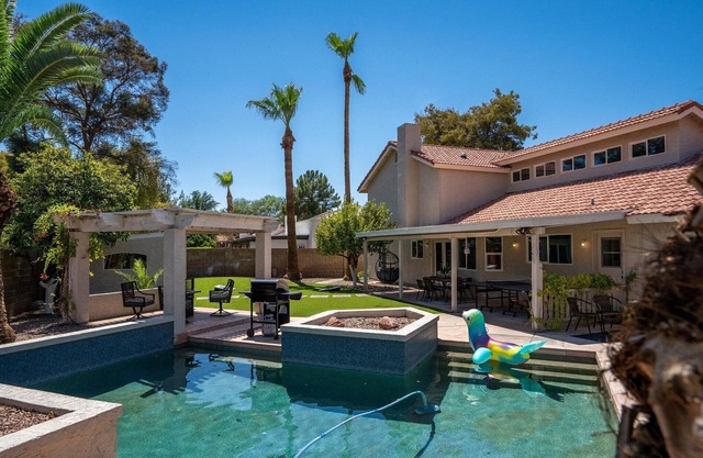 Pet-friendly bohemian abode and casita with private pool, pool table and more!