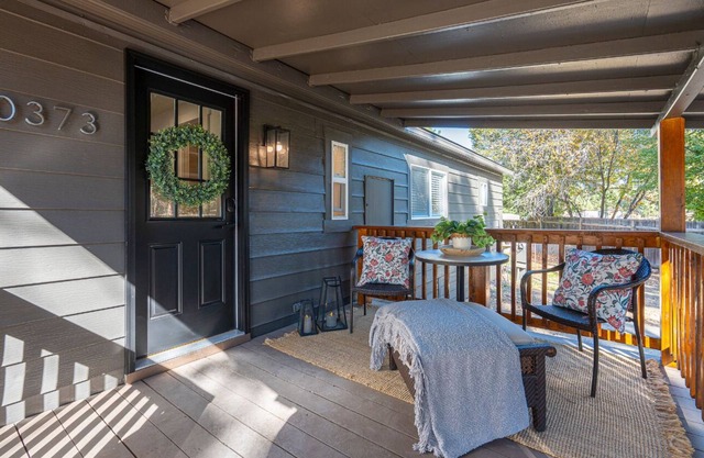 Pet friendly close in on 1 Acre, 3-bedroom house with A/C in Bend + RV Hook up