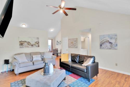Pet- Friendly, & Close to Uptown