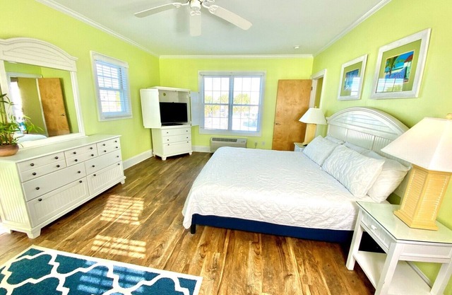 Pet-friendly, Covered Porch, 3 Blocks to Beach! Unit 121