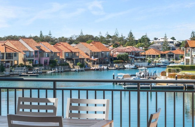 Pet Friendly Luxe Waterfront Retreat with Jetty