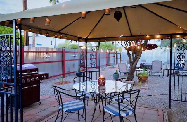 Pet Friendly - Modern Midtown Home Large Backyard
