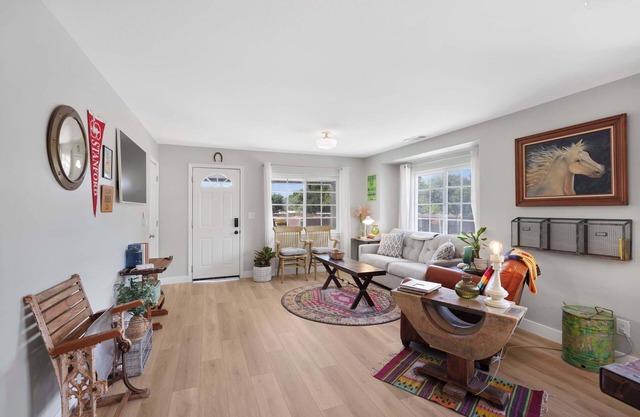 Pet Friendly Modern Farmhouse -Walk to Restaurants