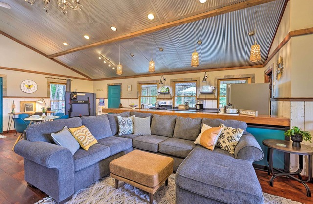 Pet-Friendly Outdoor Paradise w/Grill, Decks