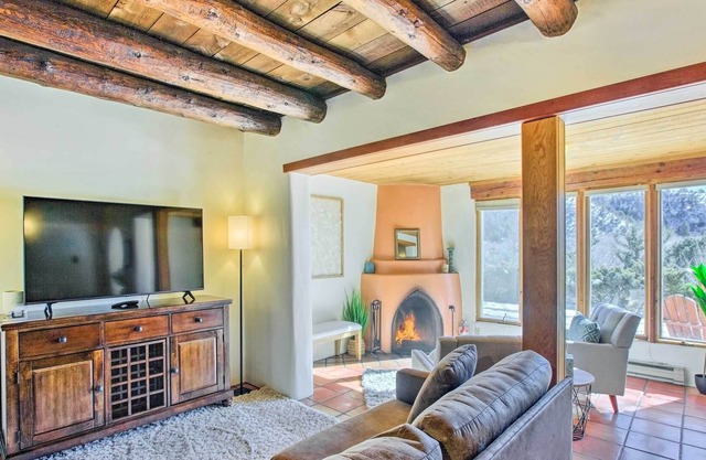 Pet-friendly Rental ~ 8 Mi to Taos Ski Valley