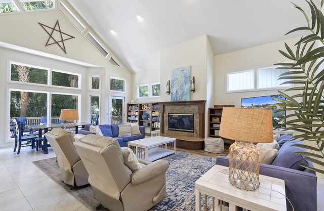 PET FRIENDLY Sea Pines Home! Private Pool, Bikes, Sleeps 12!