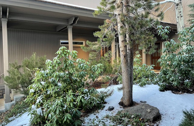 Pet Friendly Villa Unit with Two-Primary Bedroom Suites on Bend's Westside