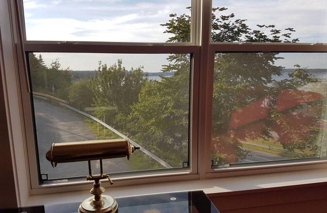 Pet friendly with harbour view! 10 mins from downtown Halifax!