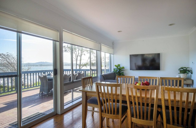 Pete's on the Beach, less than 5 minutes to Batemans Bay CBD