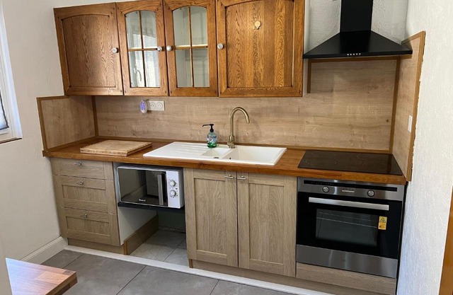 Petite maison en bordure de N7