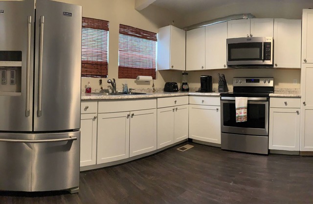 Pets OK, EZ to i-40, 4-Beds, Gig Ethernet & WiFi, EV Charger, Many Amenities