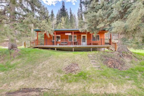 Pets Welcome Cozy Cabin with Deck in Deadwood!