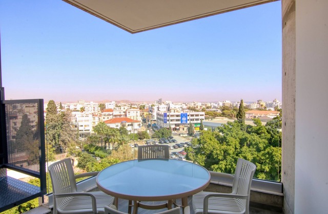 Phaedrus Living Coral Suites Bliss