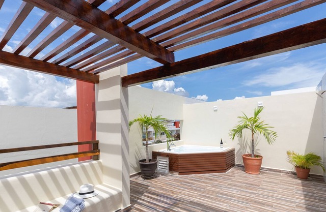 Phenomenal Combo Of 2 Separate PH 1 | 6BR | Private Jacuzzi | Chic Amenities And Gym | 2 Rooftops