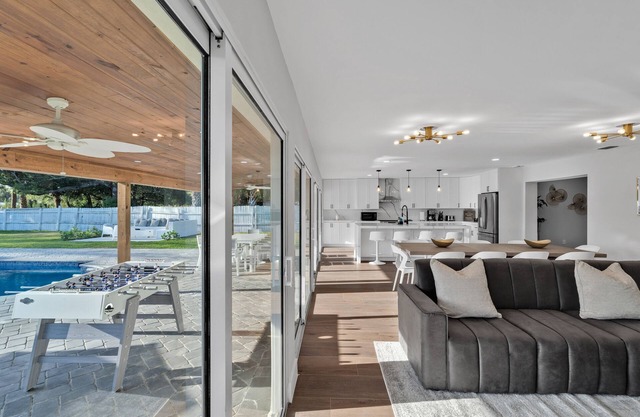 Pickleball Court-Heated Pool-Fire Pit - 8 min to Beach - SAME DAY BOOKINGS!