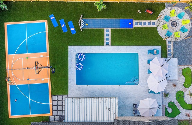 Pickleball ~ Htd Pool ~ MiniGolf ~ Bowling ~ FirePit ~ Pool Table ~ 4 Bed/3 Bath