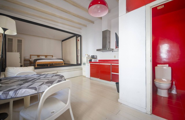 Pied-à-terre in central Barcelona 100m from beach.