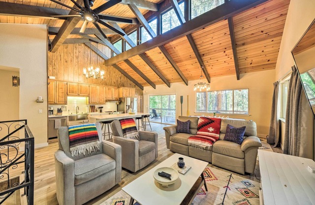 Pine Mountain Cabin w/Hot Tub, 2 Mins to Marina!