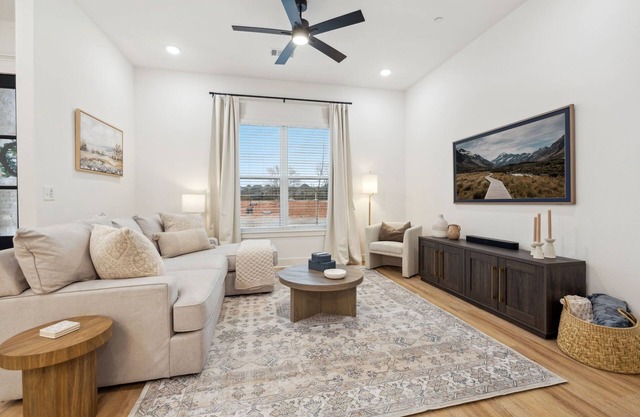 Pinnacle Row - 0.8mi to Promenade-2 Mi to The Amp