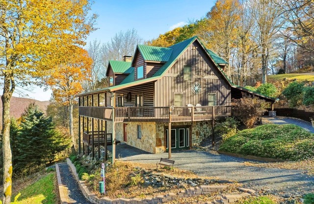 Pinnacle Tree-4BR, Hot Tub, Game Room, VIEWS, AC, WIFI, Fire Pit, Pets OK