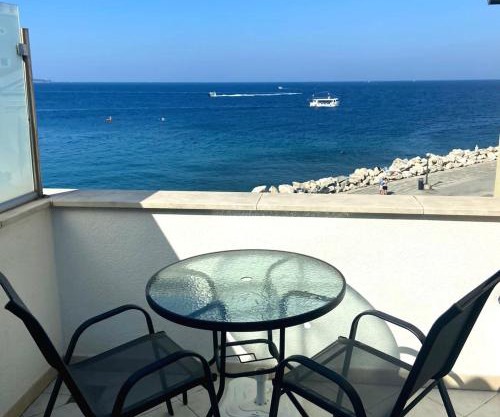 Piran great terrace facing sea !