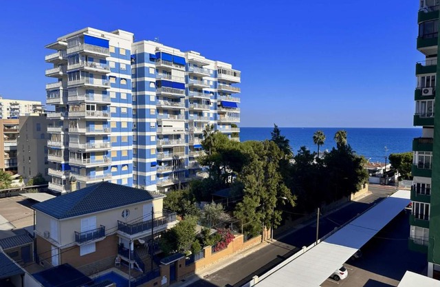 Piso a pie de playa con piscina y vistas al mar
