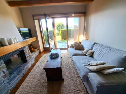 Planta baja con jardín y piscina en Olopte