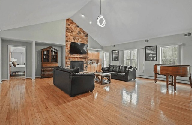 'Poconos Mesmerizing Castellated Luxe in the Green' 267