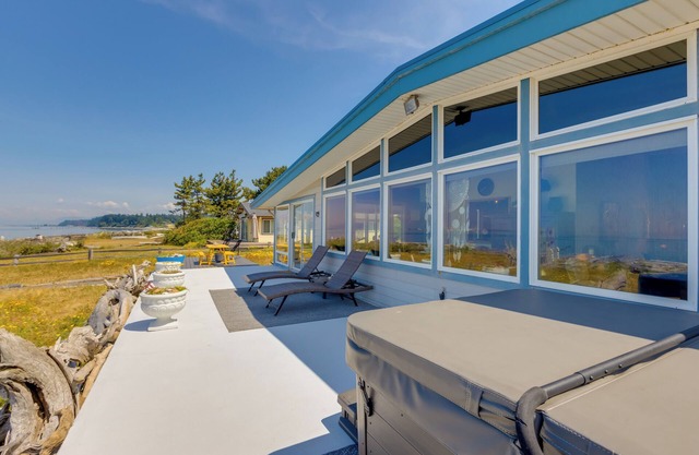 Point Roberts Cottage w/ Ocean Views + Hot Tub!