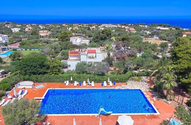 Pomegranate house with Jacuzzi and garden