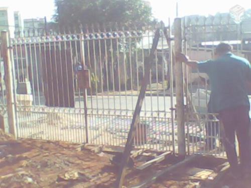 Ponto comercial, murado com grade