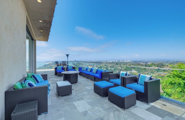 Pool & Coastline Views: Luxe La Jolla Home