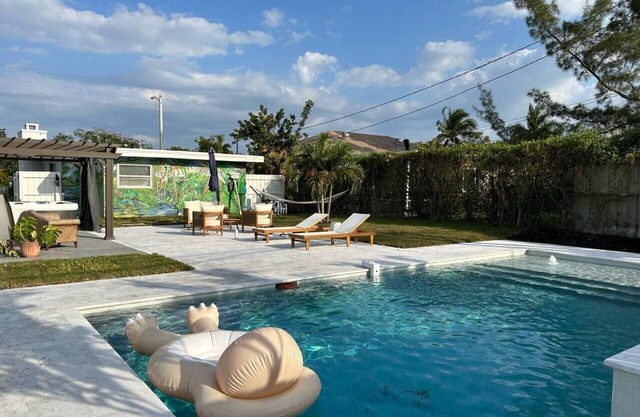 Pool, Hot tub, 5 min to beach! The Monkey Cottage!
