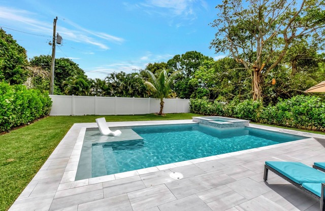 Pool Paradise in East Delray Beach 5 minutes from Downtown and beaches