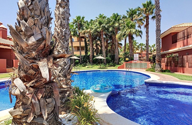 Poolside bungalow, free wifi, roof terrace, patio, conservatory