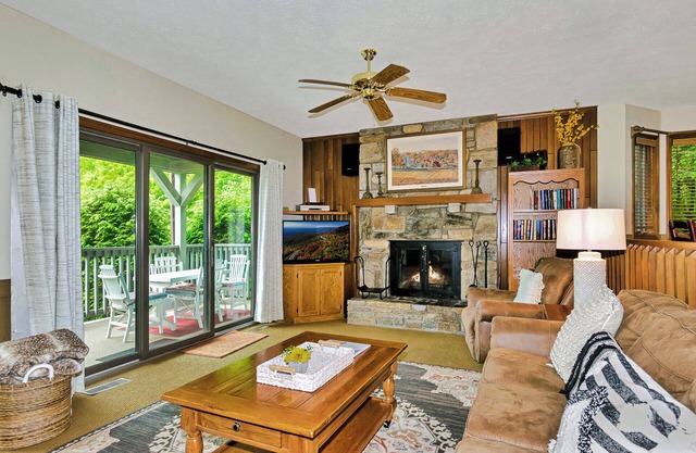 Poplar 2 | Fireplace, Restaurant, Pool, Spa