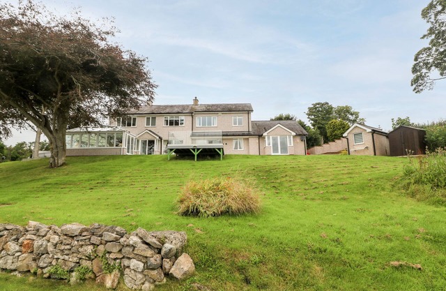 PORTH LLONGDY UCHAF, family friendly, with open fire in Red Wharf Bay