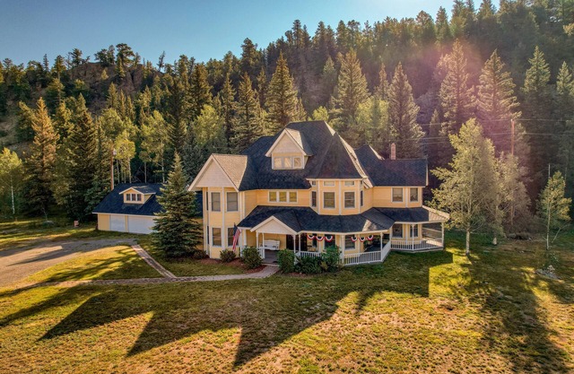 Posh mansion with antique decor, WiFi, & gas fireplace - near river and skiing