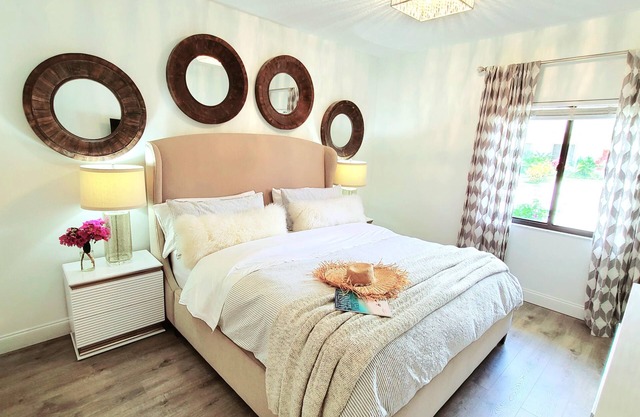 POSHPADZ Presents Sandpiper Villa - Walk to Jupiter Beach