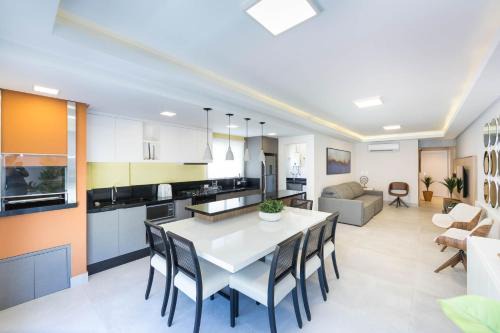 Positano 206 - Apartamento 02 suítes - Finamente mobiliado e decorado - À 30m da praia de 4 ilhas - (Consultar serviços de roupa de cama e banho)