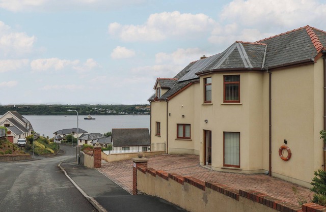 PRESELI HEIGHTS, family friendly, with pool in Pembroke Dock